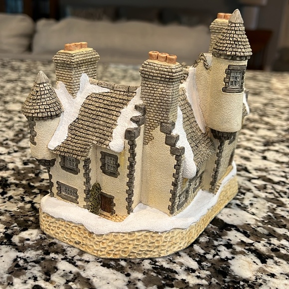 David Winter Cottages Christmas in Scotland and Hogmanay Christmas 1988 SIGNED! - Picture 4 of 11